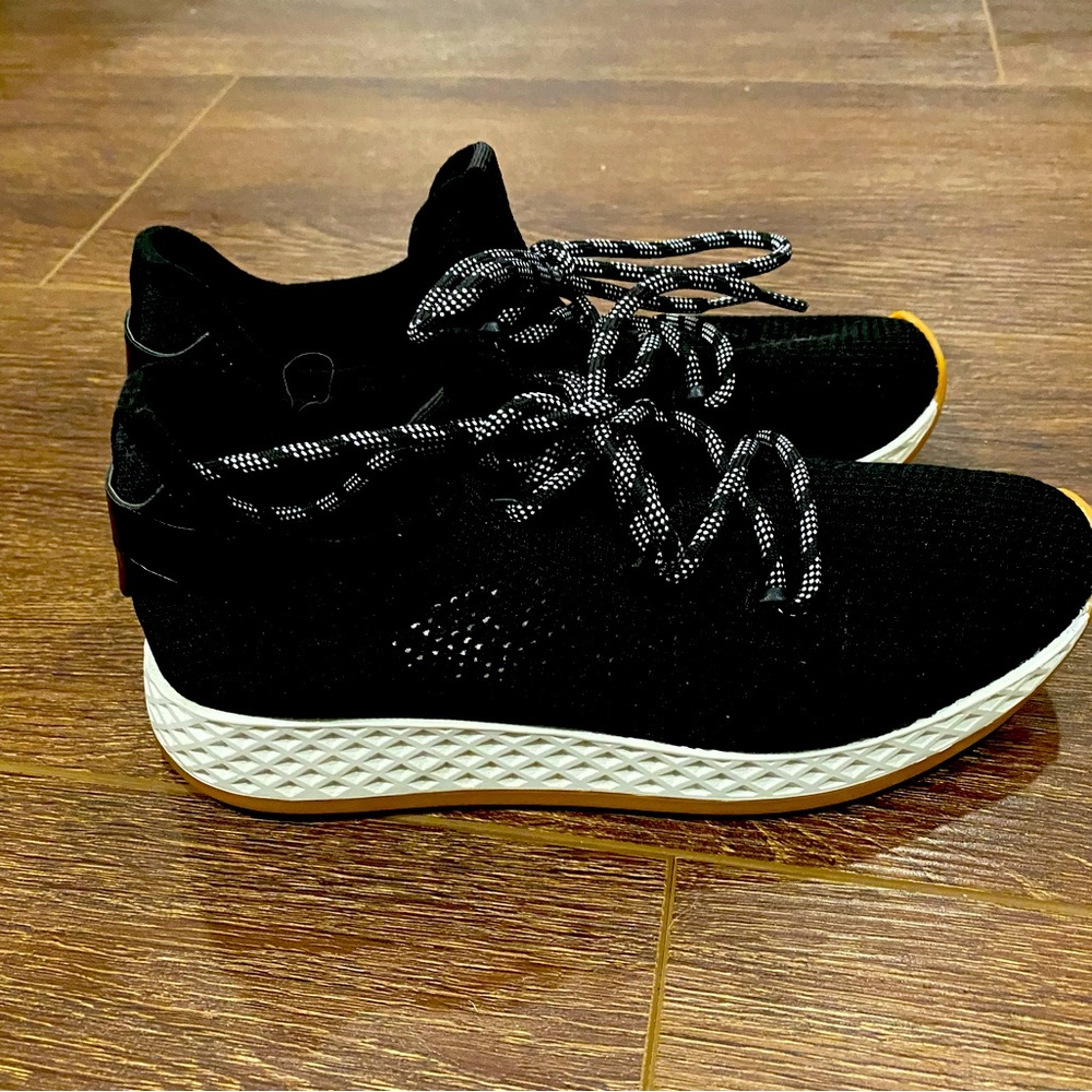 VGUC size 6 J Slides Urban sneakers